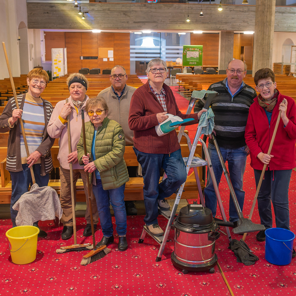 Ein Teil der Vorbereitungen für Ostern übernimmt das Kirchenputz-Team und säubert unsere Pfarrkiche.
