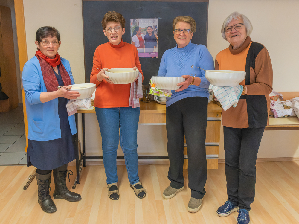 Frauen der Katholischen Frauenbewegung Kirchdorf mit köstlichen Suppen.