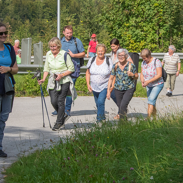 Pfarrwallfahrt / Foto Haijes Pfarrwallfahrt der Pfarre Kirchdorf/Krems nach Frauenstein.Eine Gruppe startete bei der Kirchdorfer Kirche, eine andere bei der Klauser Staumauer. Gemeinsam wurde eine Dank-Andacht in Wallfahrtskirche Frauenstein gefeiert. Anschließend wurden die in