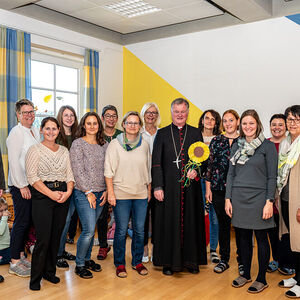 Bischof Manfred Scheuer und Dechant Johann Fehrerhofer mit den P?dagoginnen des Kindergartens Bad Kreuzen.