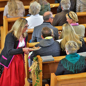 Klaudia beim Brotverteilen / Foto: Franz Kaufmann Riedberger Erntedankfest 2016