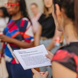 Teilnehmerin liest Zitat von Betroffener