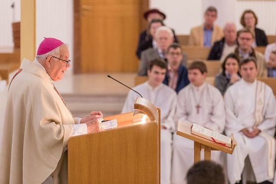 Bischof em. Aichern feierte mit der Pfarrgemeinde Linz-St. Michael.