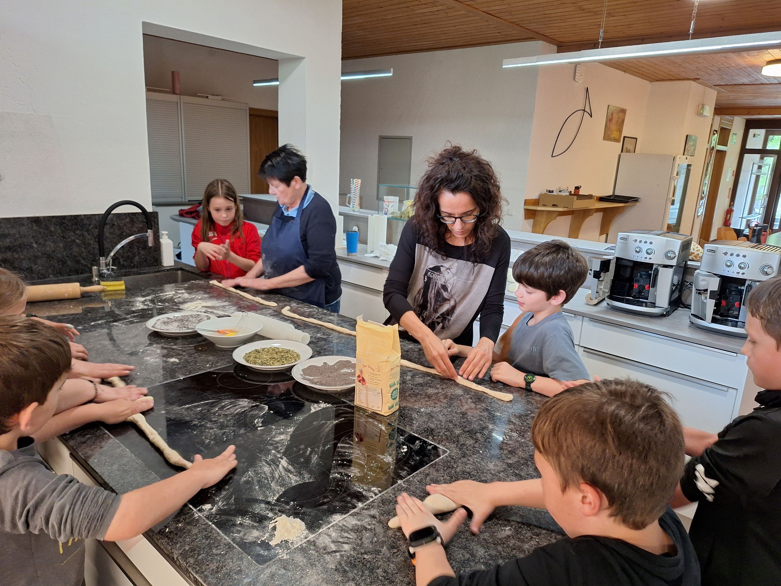 Brötchen backen im Pfarrheim / © Pfarrgemeinde Schönering