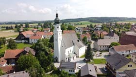 St. Marienkirchen bei Schärding: Photovoltaik-Anlage und elektrische Mauertrockenlegung 