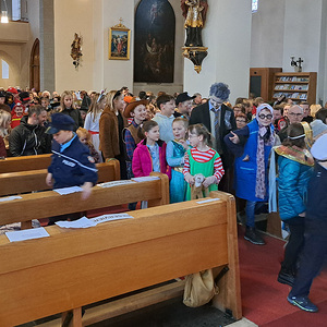 Faschingsumzug in der Kirche