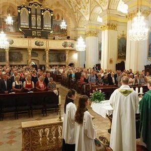 Gekommen waren Vertreter:innen aller 12 Pfarrteilgemeinden und der pastoralen Orte und zahlreiche Pfarrmitglieder der neuen Pfarre Ried im Innkreis.
