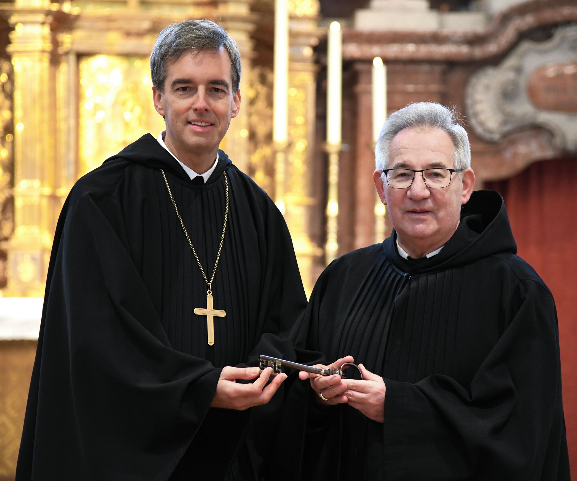 Abt Ambros übergibt Abt Bernhard den Schlüssel für die Klosterpforte