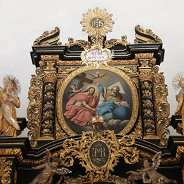 Ausstattung im Altarraum / © Pfarrgemeinde Ostermiething Ausstattung im Altarraum