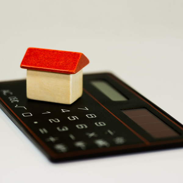 Finanzausschuss / © AlexanderStein/pixabay.com Taschenrechner mit Haus