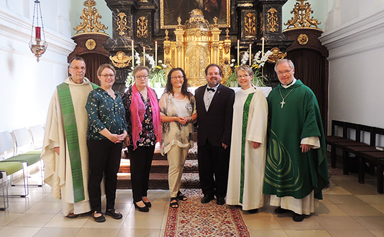 v. l.: Pfarrmoderator Dieter Reutershahn, Petra Schönauer, Mathilde Leeb, Doris und Christian Müller-Guttenbrunn, Pfarrassistentin Ursula Jahn-Howorka, Generalvikar Severin Lederhilger