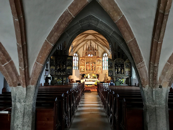 Der Altar ist beleuchtet und die ersten Leute sind zum Rosenkranzbeten eingetroffen. Um Punkt 8 Uhr wird mit der ersten Perle begonnen.