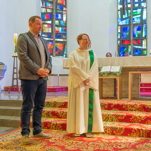 Dankefest in der Pfarre Kirchdorf an der Krems, Bild: Pfarrverwalter Günter Wolfinger beendet seinen Dienst in Kirchdorf und geht in die neue Pfarre Linz-Nord, Pastoralassistentin Bernadette Hackl beendet ihren Dienst als Pastoralassistentin