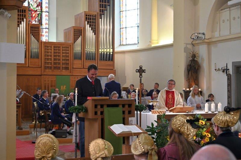 Altarraum mit Orgel und verschiedenen Diensten