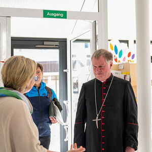 Zum Auftakt der Visitation besuchte Bischof Manfred Scheuer den Gemeindekindergarten in Bad Kreuzen.