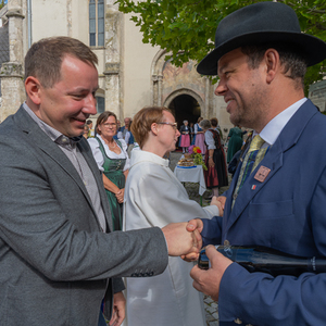 Dankefest in der Pfarre Kirchdorf an der Krems, BIld: Arnold Renhardt, Kapellmeister der Stadtkapelle, wünscht dem scheidenden Pfarrverwalter Günter Wolfinger alles Gute, im Hintergrund Pastoralassistentin Bernadette Hackl