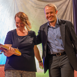 Dankefest im Pfarrsaal Kirchdorf an der Krems, Bild: Bernadette Hackl, scheidende Pastoralassistentin durch Jakob Haijes, PGR-Obmann