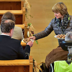 Sieglinde verteilt das selbstgebackene Brot in Körbchen / Foto: Franz Kaufmann Riedberger Erntedankfest 2016